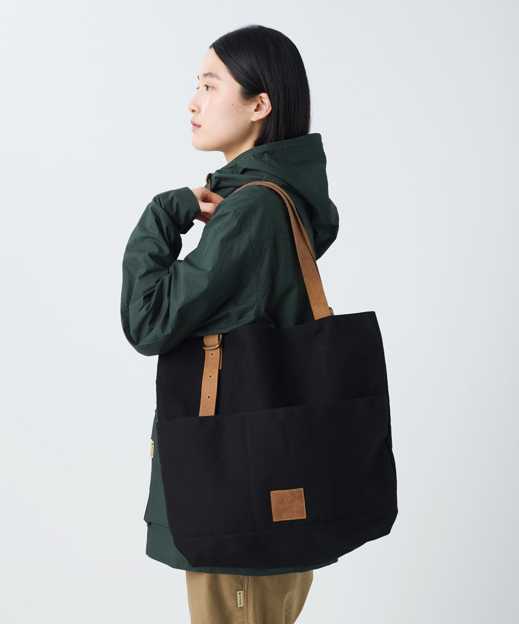 Snow Peak Field Middle Handbag